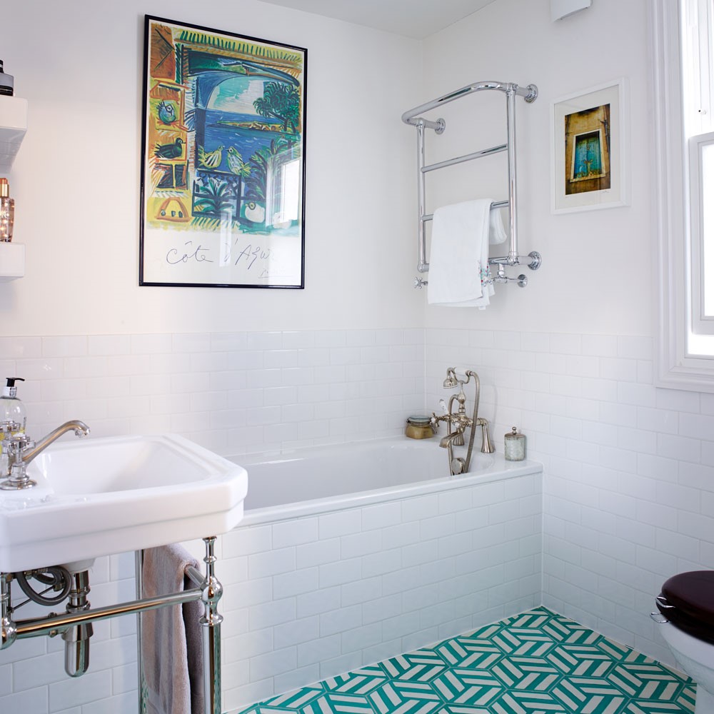 mẹo thiết kế phòng tắm nhỏ tận dụng không gian trống để làm giá treo khăn